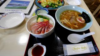 甘エビ丼おいしかった．安いし，昼食にとてもお手頃