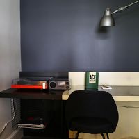 ターンテーブルとIpodドック。レコードも数枚置いてあります