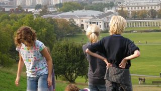 芝生の上に寝転ぶ学生を見て、青春だな～って