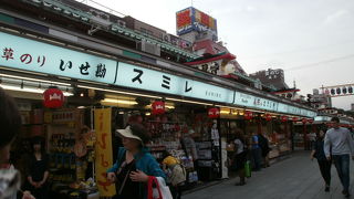 おせんべいかじりながら仲見世通り♪