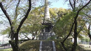 桜の木に囲まれ盛土の上に堂々と立っています