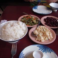 三種類の小皿とご飯です。