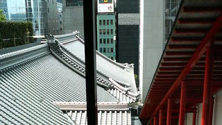 歌舞伎座の屋根を間近で見れる階段です。