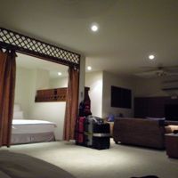 ベッド側からリビング側を見ています