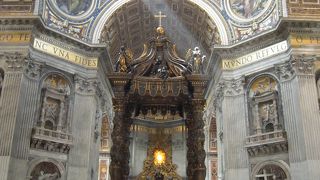 特異な雰囲気を纏う天蓋