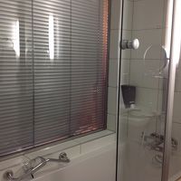 ブラインドを開けるとベッドルーム。ブラインドの操作は部屋側。