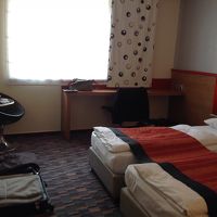 部屋は広くありません。安価な物でも金庫に保管をお勧めします。