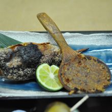 いろりで焼いてだされる魚。