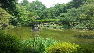 池に囲まれ風光明媚っぽい噴水