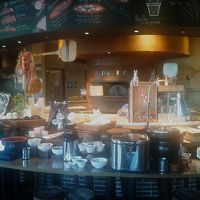 朝食は1Fのレストラン、夜はイタリア料理店ですが海鮮サラダ、