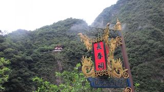 中国らしいお寺の建物から滝が湧き流れているような美しい景色。