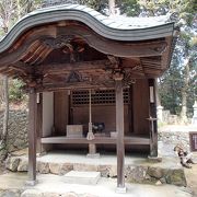 文殊堂です。この堂は、１６８２年に再建されたもので、現存する五峰山光明寺の中では、もっとも古いお堂との事で、昭和５７年には、屋根 の補修をしているとの事です。