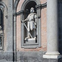 ルッジェーロから始まります。