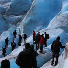 アイスブルーの氷河谷を歩く