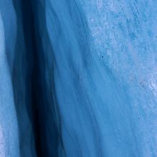 足元に裂ける氷の割れ目クレバス・・・・底は見えない