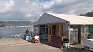 魚釣り等でお腹が空いた際には、このじゃのひれ売店でソース焼きそばやきつねうどんを食べる事ができますので。