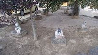 境内には、かわいらしい人形もありますので、ぜひ、一度、 