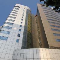 銀色の建物部分が本館。金色が新館です。