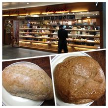 左下:全粒粉パン。右下:玄米パン。