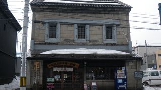 約100年前の旧梅屋商店を利用したガラス店