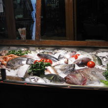 店先に並んだ魚