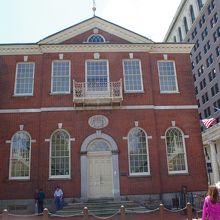 独立記念館の隣、国会議事堂。こちらの扉は出口