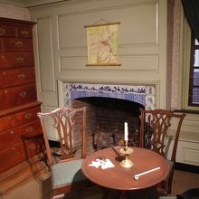 机の上にはさみで切った白い星があります