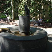 庭にある猫のオブジェ