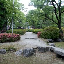 記念地全体が庭園風の造成になっています。