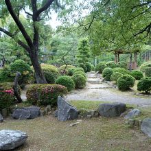 枯池の石組・四阿への刈込が美しい。