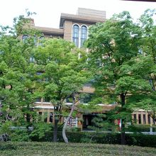 四阿からの新緑越しのビッグケイ（藤田学園本部）の眺め。