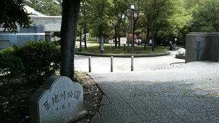 川を埋め立てたので入口に橋げたが残ってます。