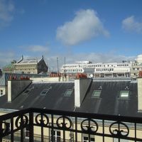 窓からオペラ座とエッフェル塔が見える