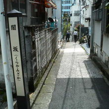 今は住宅の間で日陰となって暗い感じです。