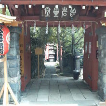 「於岩稲荷」の提灯が目印です。