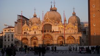 寺院の真となり