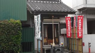 表参道沿いにあります。見落とす観光客多し