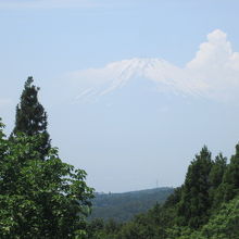 展望台からは富士山が高くそびえて見えます。
