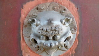 正門は中国風の建築！