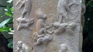 ユーモラスな猿がたくさん彫られています