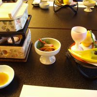 前菜と左側がお肉と蟹・野菜の蒸し物。