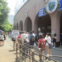 試合開始前になっても、まだ応援席(学生席)入口には行列