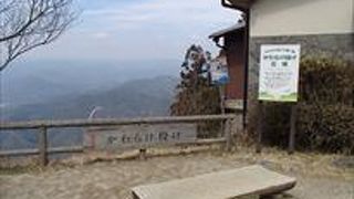 駅には、かわらけ投げ広場でかわらけを投げる事で、開運厄除けが可能となっています。