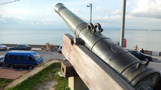 海に向かって並ぶ大砲が印象的