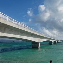 古宇利島のビーチからの古宇利大橋全景?。