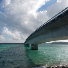 古宇利島のビーチからの古宇利大橋全景?。
