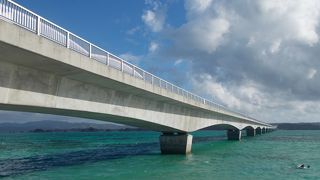 コバルトブルーの綺麗な海と橋が織りなす景観はお見事！