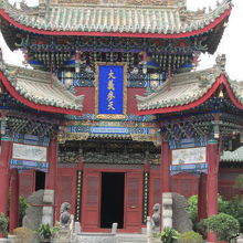 牌楼、「大義参天」。