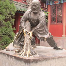 「水滸伝」に登場する 魯智深の銅像.