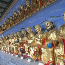 二段に並べられた五百羅漢。